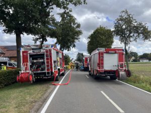 Die Feuerwehr ist mit einem großen Aufgebot vor Ort. Foto: Krischi Meier