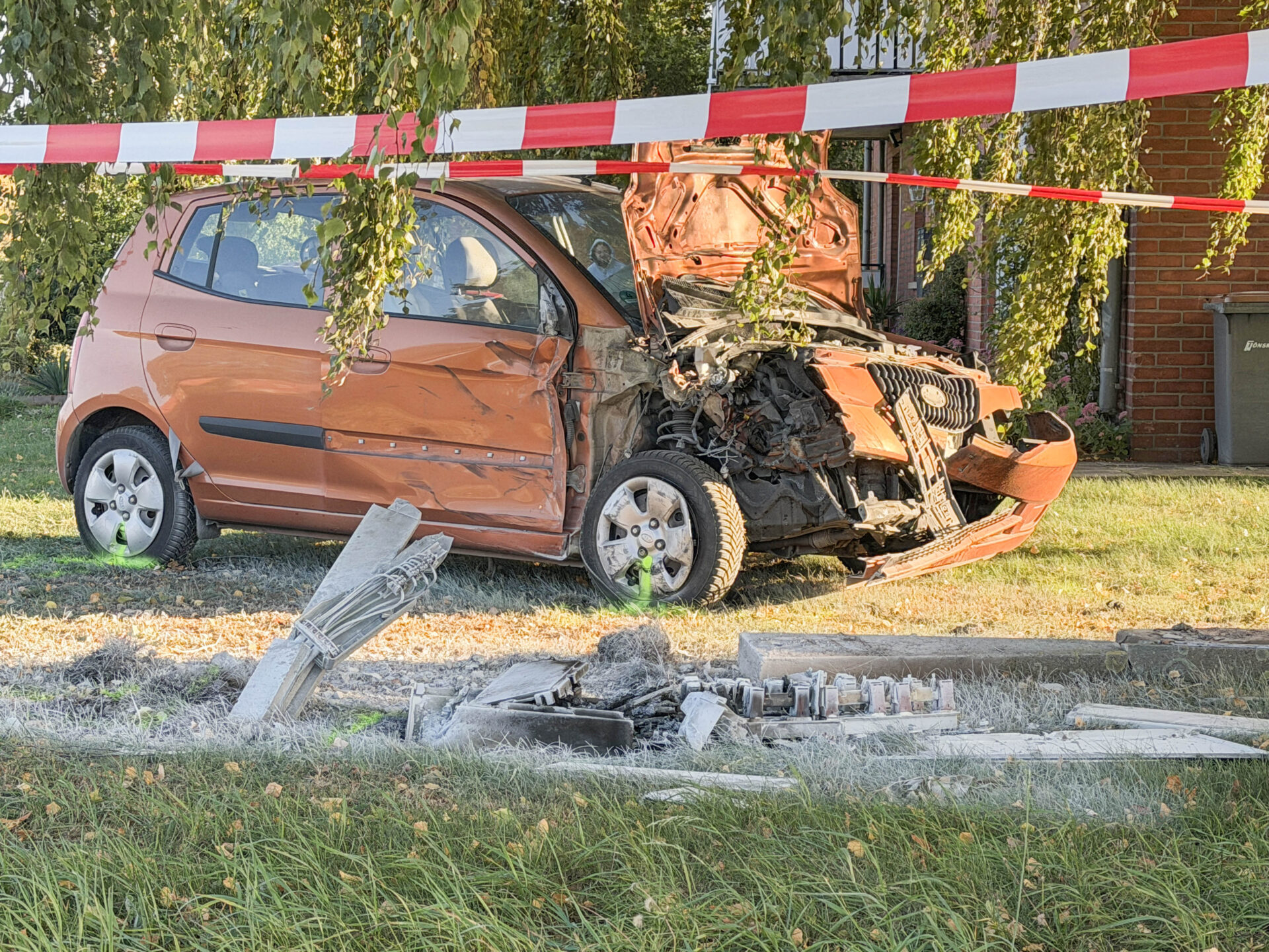 Der Kia prallte gegen einen Stromverteilerkasten und kam schließlich an einem Baum zum Stehen. Foto: Krischi Meier
