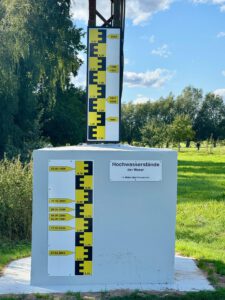 Historische Hochwasserstände der Weser, dokumentiert am Mast der ehemaligen Seilfähre zwischen Windheim und Hävern. Foto: ddm