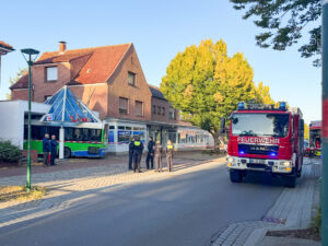 Die Feuerwehr sichert die Einsatzstelle ab. Foto: Krischi Meier