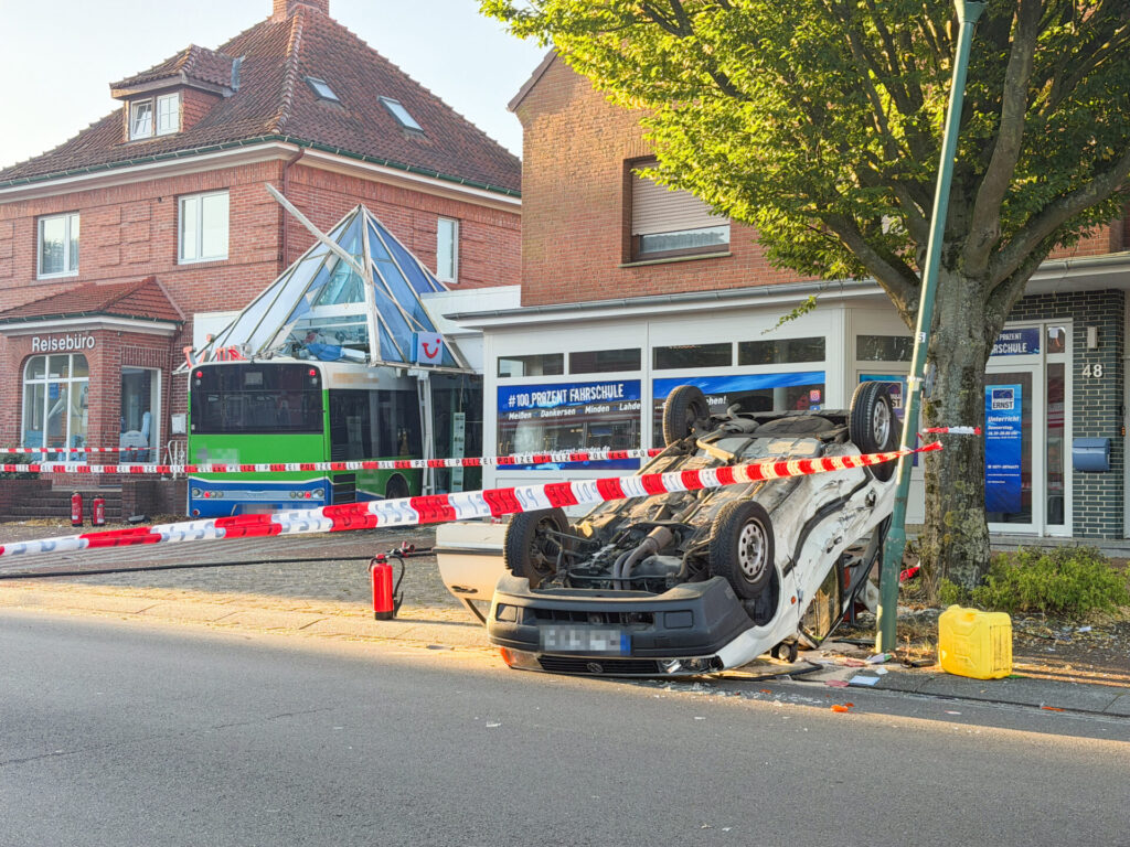 Nach dem Unfall lag ein PKW auf dem Dach und ein Bus stand im Reisebüro. Fotos: Krischi Meier