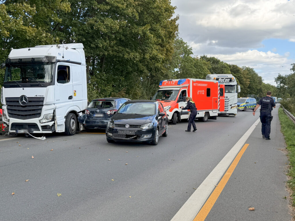 Ein LKW und zwei PKW stehen nach dem Unfall beschädigt auf der Straße. Foto: Krischi Meier