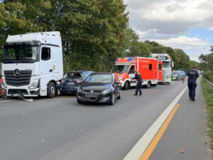 Ein LKW und zwei PKW stehen nach dem Unfall beschädigt auf der Straße. Foto: Krischi Meier