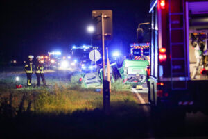 Nach dem Unfall ist das Fahrzeug auf dem Dach zum Liegen gekommen. Foto: Krischi Meier