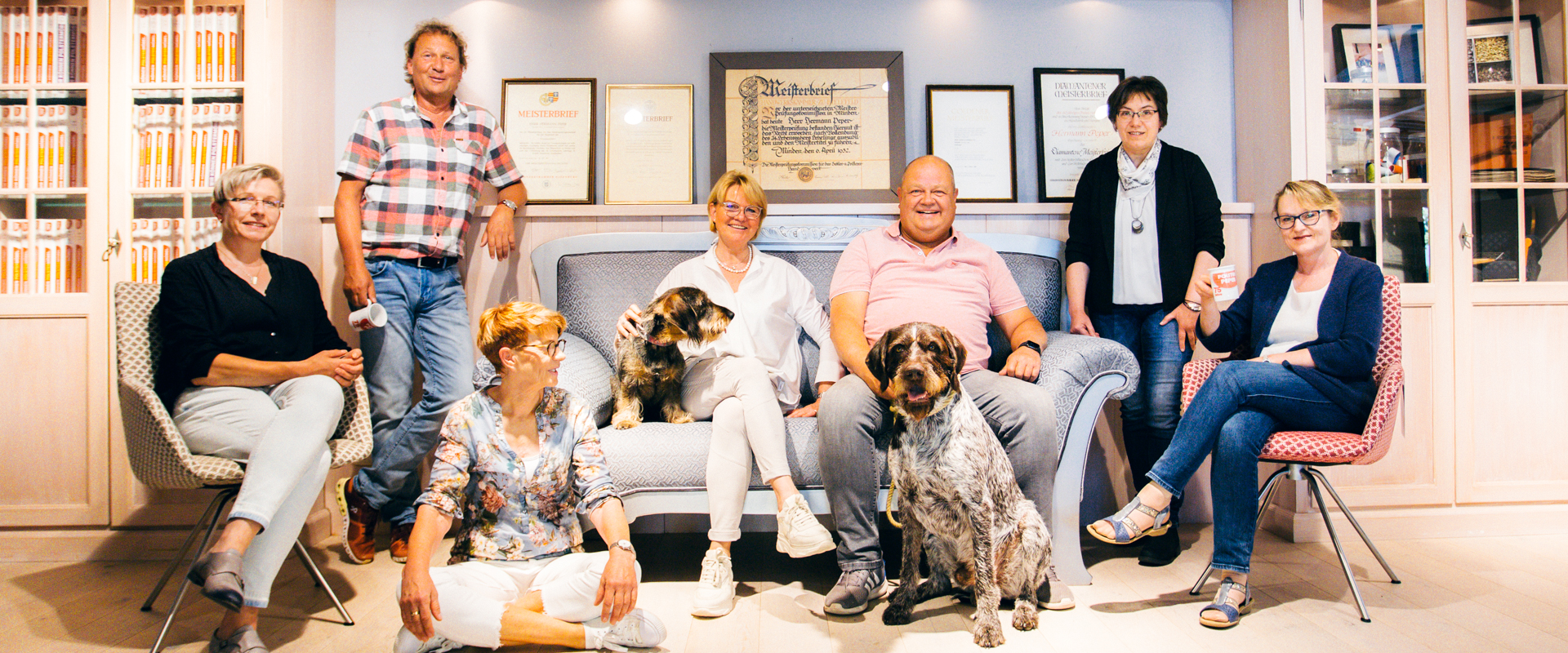 Das Team von Polster Peper in Espelkamp feiert seinen 95. Unternehmensgeburtstag. Mit vielen Schnäppchen für die Kunden und einer neu gestalteten Ausstellung. Foto: Polster Peper