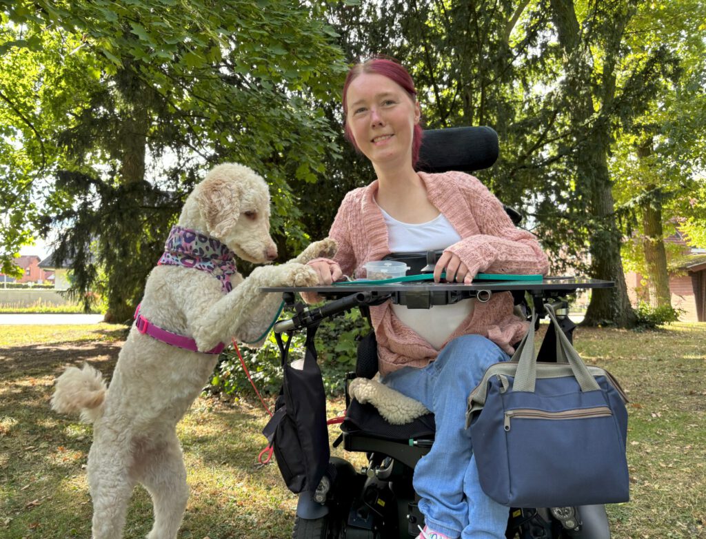 Miriam Sachs ist viel mit Pasta unterwegs. Ihre Hündin bildet sie derzeit zur Assistenzhündin aus. Fotos: Jessica Höffner