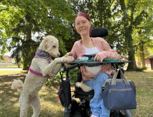 Miriam Sachs ist viel mit Pasta unterwegs. Ihre Hündin bildet sie derzeit zur Assistenzhündin aus. Fotos: Jessica Höffner