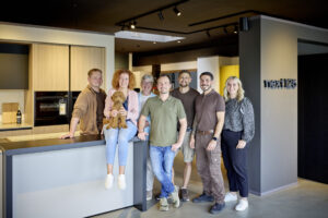 Das Team vom „Das Küchenhaus“ (von links): Konstantin Konschur, Anja Thulke, Reinhild Riechmann, Dennis Thulke, Robin Fereday, Andrew Evans und Chantal Gieseking.