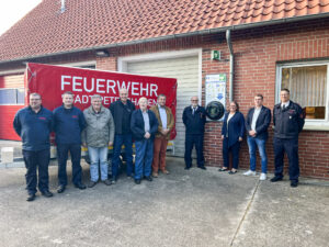 Große Freude bei der Übergabe des Anhängers und AEDs. Foto: Feuerwehr Petershagen
