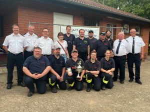 Den ersten Platz belegte die gemischte Gruppe aus den Löschgruppen Rosenhagen, Windheim und Wasserstraße 3. Foto: Alana Wiegmann/Feuerwehr Petershagen