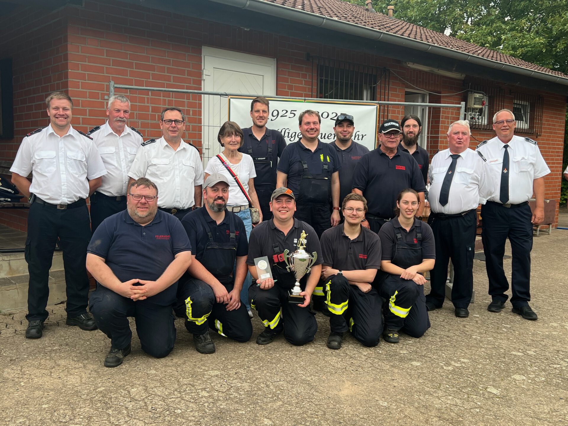 Den ersten Platz belegte die gemischte Gruppe aus den Löschgruppen Rosenhagen, Windheim und Wasserstraße 3. Foto: Alana Wiegmann/Feuerwehr Petershagen