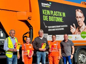 Erster von links: Wilfried Buhre (KAVG, Abteilungsleiter Biologische Abfallbehandlung), Dritter von links: Jens Fricke (SBM, Leiter Abfallwirtschaft und Straßenreinigung) mit dem Kontrollteam der Städtischen Betriebe Minden. Foto: KAVG