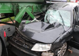 Der Saab wurde abgeschleppt. Foto: Polizei Minden-Lübbecke
