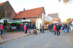 Der Martinimarkt lockt jedes Jahr tausende Besucherinnen und Besucher nach Wiedensahl. Foto: kri