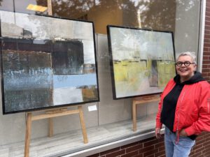 Werke der Künstlerin Elisabeth Seehusen sind derzeit im Schaufenster des Petershäger Anzeigers zu sehen. Foto: Jessica Höffner