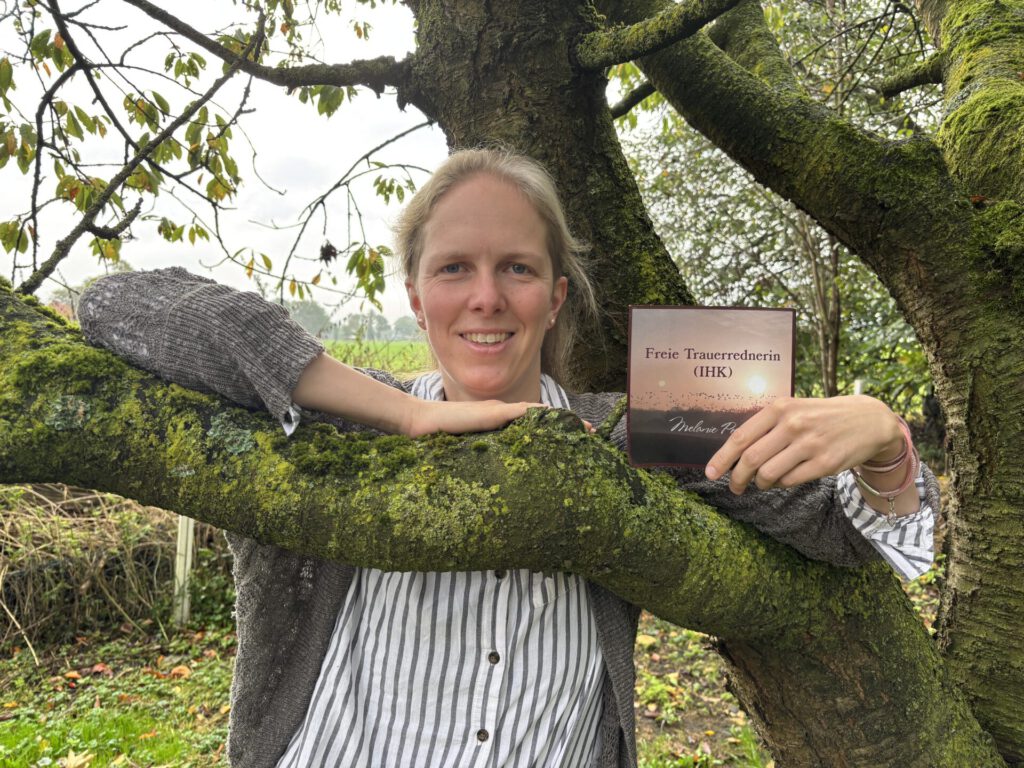 Freie Traurrednerin: Melanie Peters aus Diepenau. Die 36-Jährige liegt großen Wert auf die Individualität der Trauerzeremonien und nimmt sich viel Zeit für Gespräche. Foto: Jessica Höffner