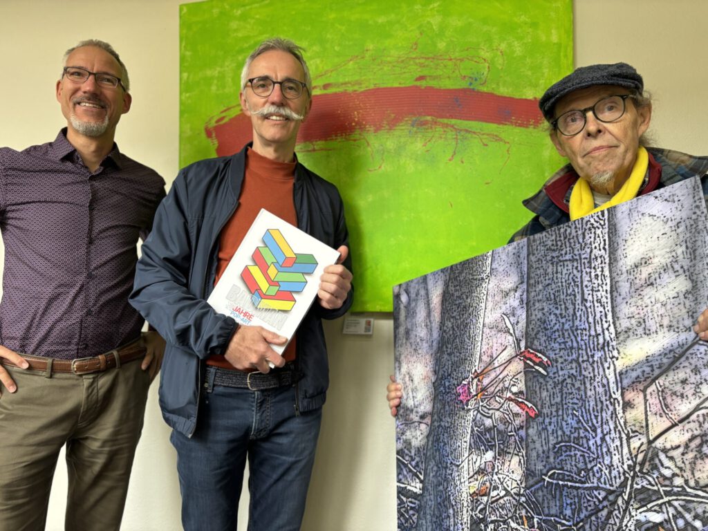 Kulturmanager KulturPlus Christian Döhler mit den beiden Künstlern Axel Badstübner und Jochen Kubos. Foto: Jessica Höffner