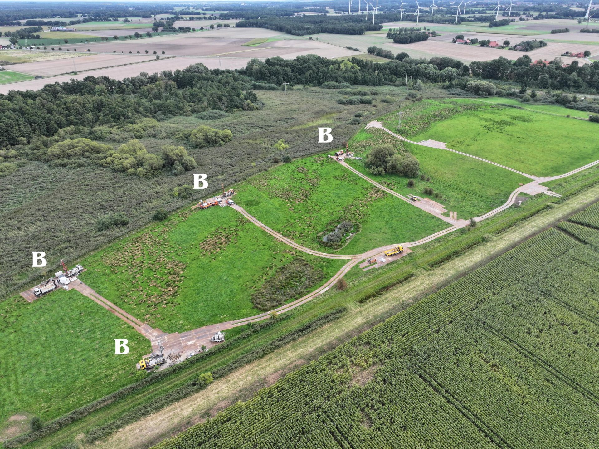 Auf der Luftaufnahme markiert das „B“ die jeweilige Position der Bohrstellen. Im Hintergrund das Gewerbegebiet Leese. Foto: Dietmar Meier