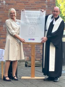 Zur Jubiläumsfeier des Hauses Bethesda überreichte Pfarrer Thomas Lunkenheimer, theologischer Vorstand der Diakonie Stiftung Salem, einen Haussegen an Einrichtungsleiterin Andrea Rose. Foto: Diakonie Stiftung Salem