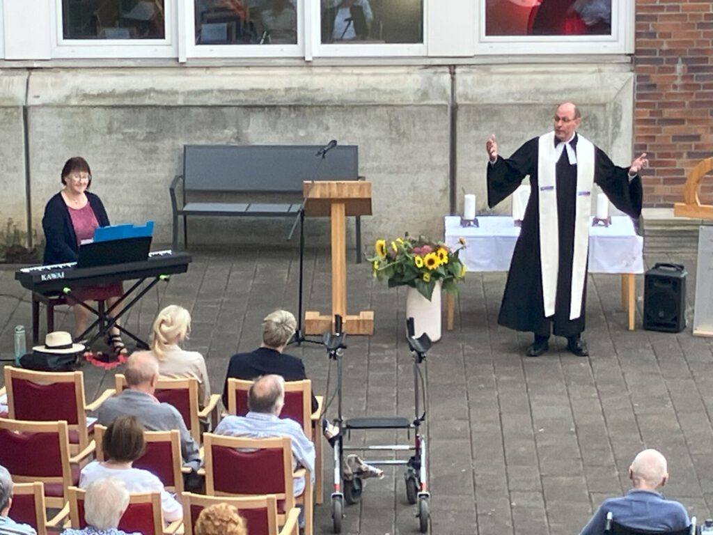Mit einer gemeinsamen Andacht begann die Feier zum 50-jährigen Jubiläum im Haus Bethesda. Foto: Diakonie Stiftung Salem