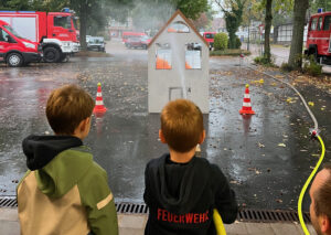 Die Kinder mussten sich an verschiedenen Stationen beweisen, wie hier beim Zielschießen mit Wasser. Foto: Feuerwehr Petershagen
