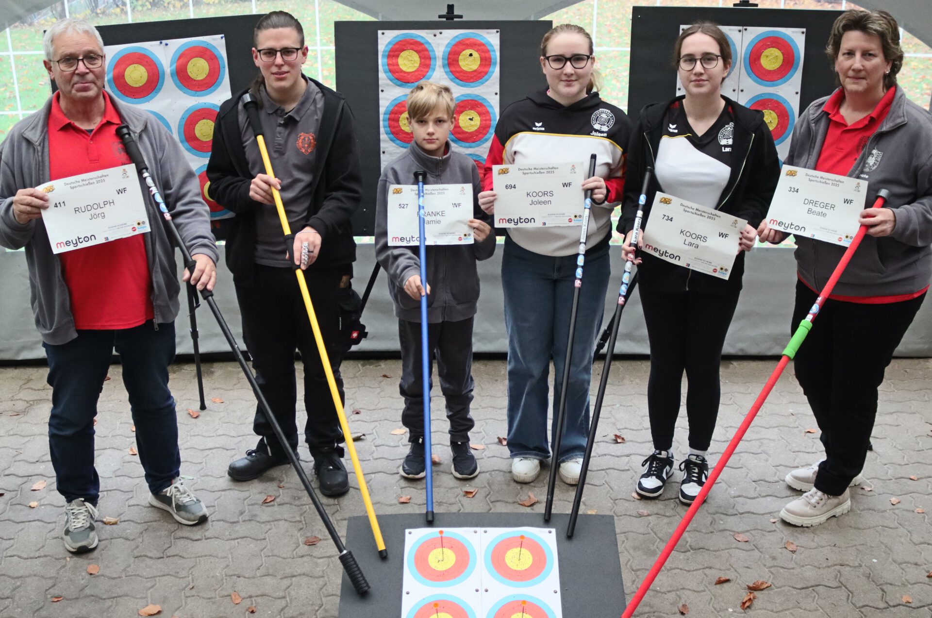 DM-Teilnehmer im Blasrohrsport: Jörg Rudolph, Leif-Erik Müller, Jamie Franke, Joleen und Lara Koors, sowie Beate Dreger. Foto: privat