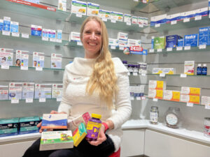 Apothekerin Enrike Schecker aus der Ösper Apotheke in Petershagen gibt Tipps, wie man gesund durch Herbst und Winter kommt. Foto: jh