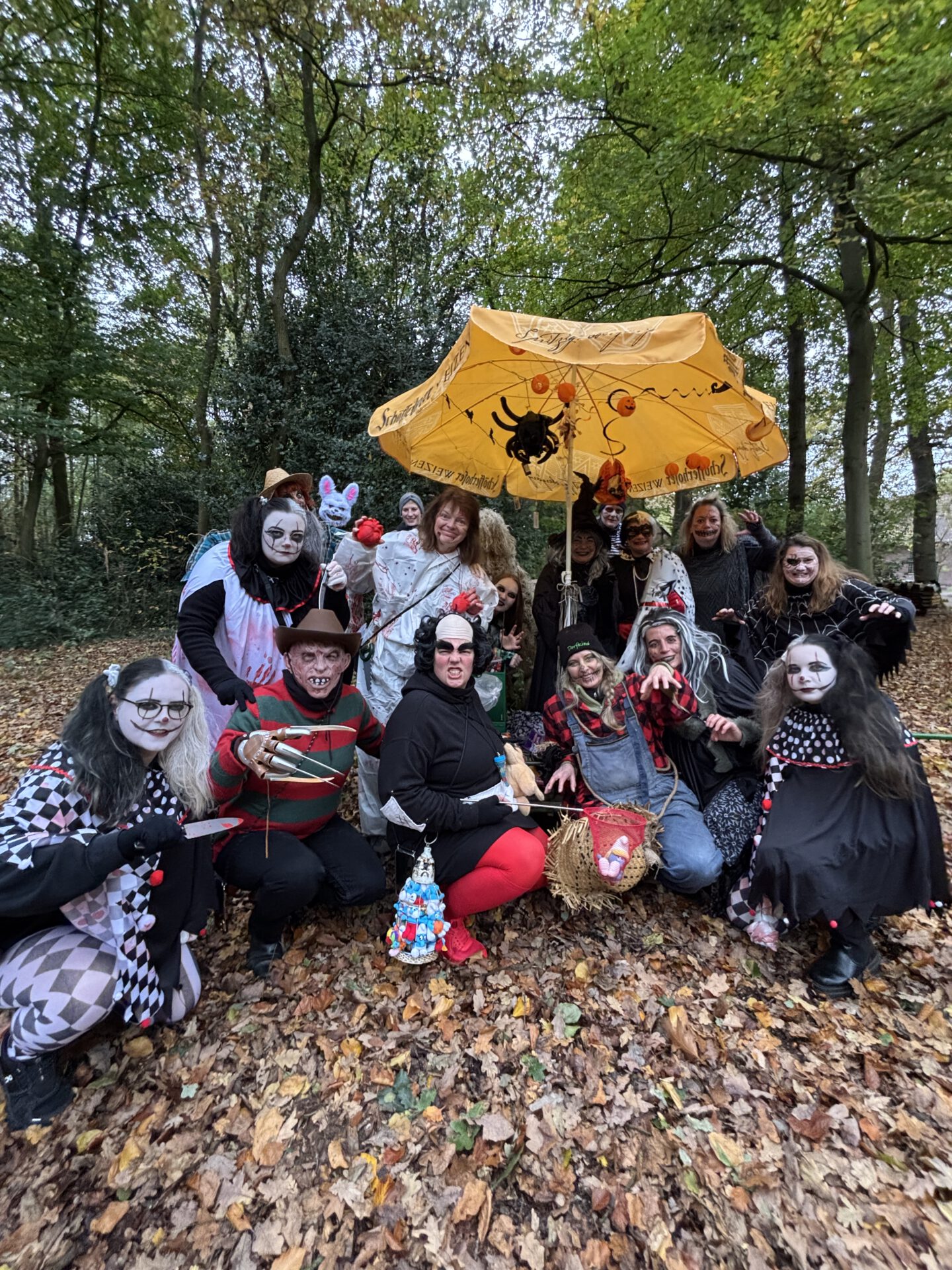 Diese schaurig-schönen Frauen waren in Höfen für den guten Zweck unterwegs. Foto: Jessica Höffner