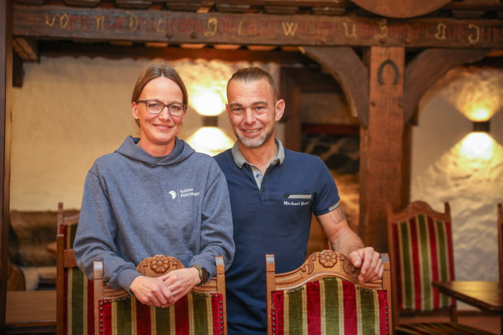 Manuela und Michael Brühl betreiben das Schloss Petershagen und blicken auf die erste „Biergarten-Saison“ zurück. Foto: Krischi Meier