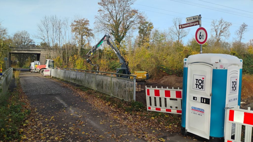 Die bestehende Brücke über die Aue bleibt bis zur Fertigstellung der neuen Brücke weiterhin nutzbar. Foto: Stadt Petershagen