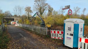 Die bestehende Brücke über die Aue bleibt bis zur Fertigstellung der neuen Brücke weiterhin nutzbar. Foto: Stadt Petershagen