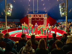 In bunten Kostümen brachten die kleinen Clowns der Grundschule das Publikum in der Manege des Circus Rasch zum Lachen. Foto: Krischi Meier