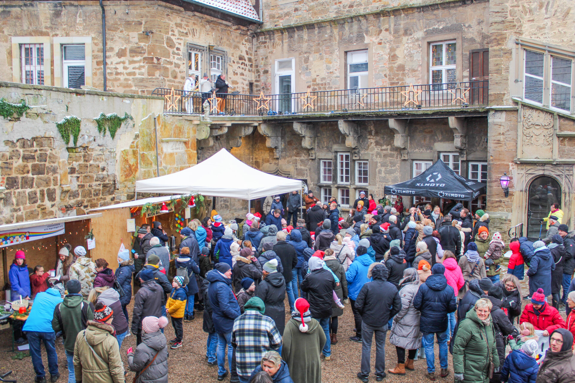 Ende November findet der Weihnachtsmarkt rund ums Schloss statt. Archivfoto: sk