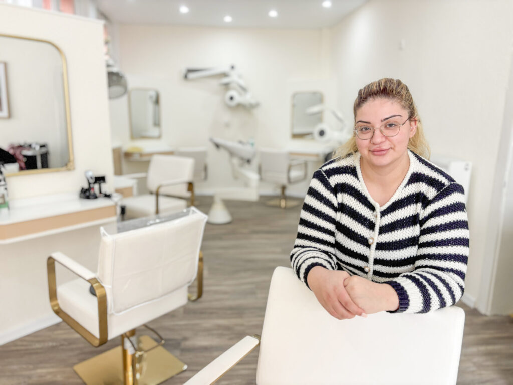 Sabrina Al-Lahib betreibt den neuen Friseursalon. Foto: Jessica Höffner