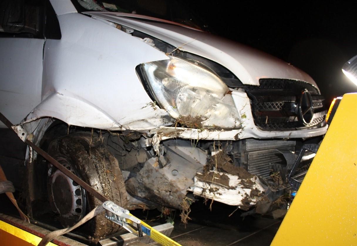 Der verunfallte Sprinter. Foto: Polizei Minden-Lübbecke