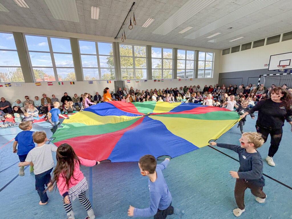 Die Turnhalle in Ovenstädt hat sich in eine Manege für die kleinen Zirkusartisten verwandelt. Foto: Jessica Höffner