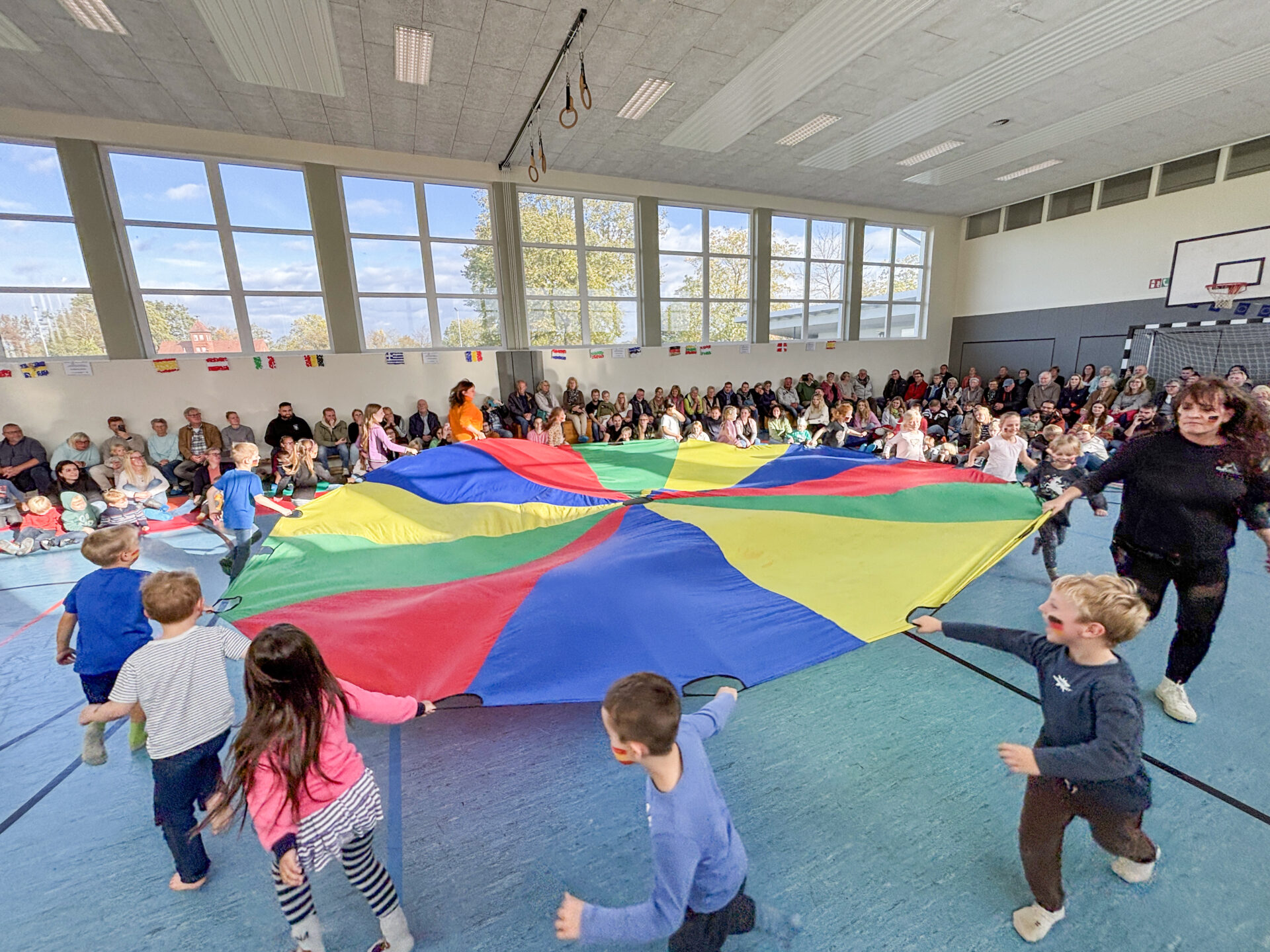 Die Turnhalle in Ovenstädt hat sich in eine Manege für die kleinen Zirkusartisten verwandelt. Foto: Jessica Höffner