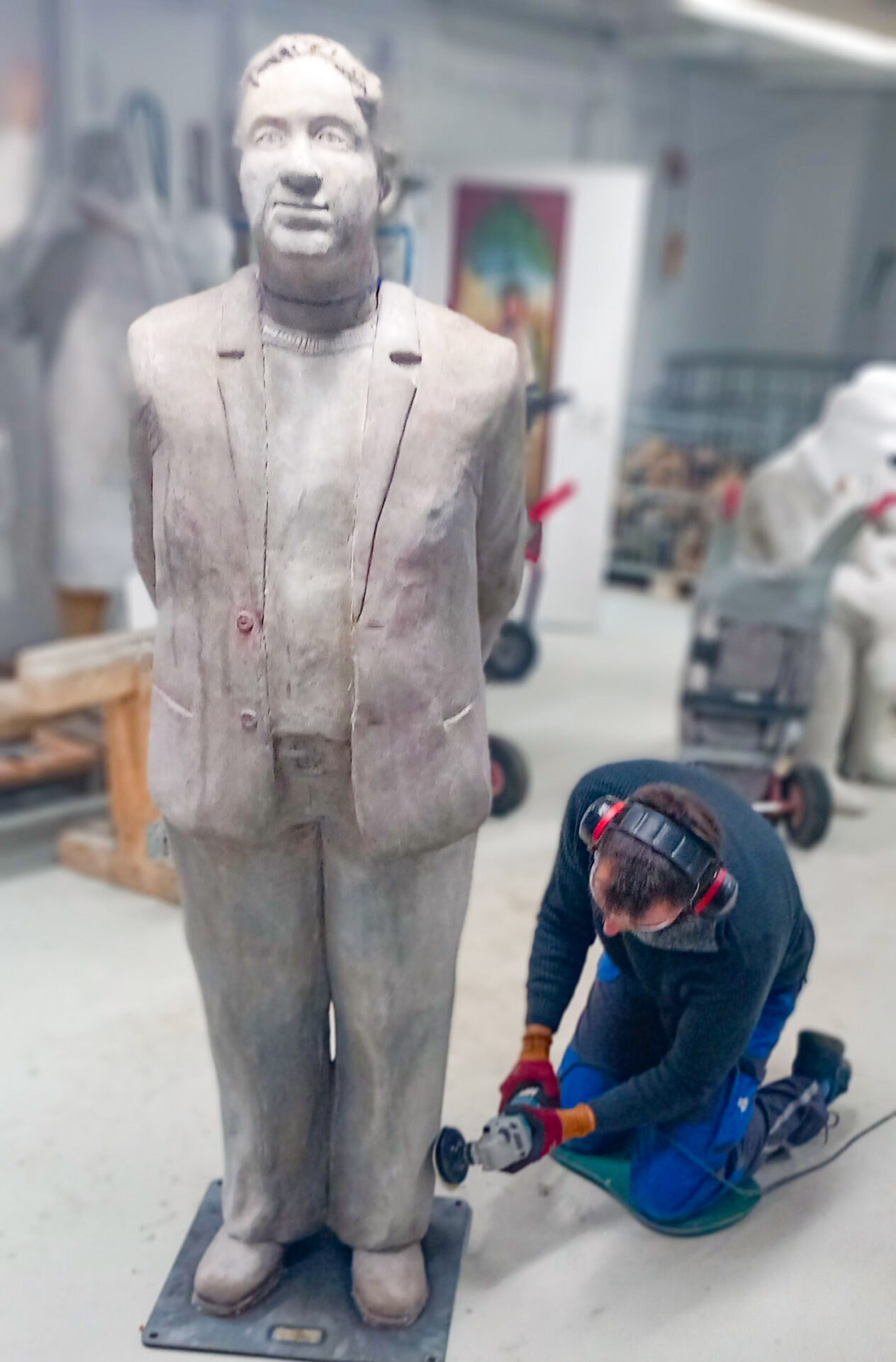 Auffrischungskur für die Lechner-Figuren aus Petershagen: Derzeit werden sie abgeschliffen und Löcher werden gefüllt. Foto: Lechnerhof