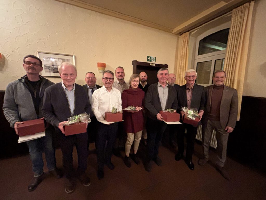 Bürgermeister Dirk Breves (rechts) bei der Verabschiedung der Kommunalpolitiker. Foto: Jessica Höffner