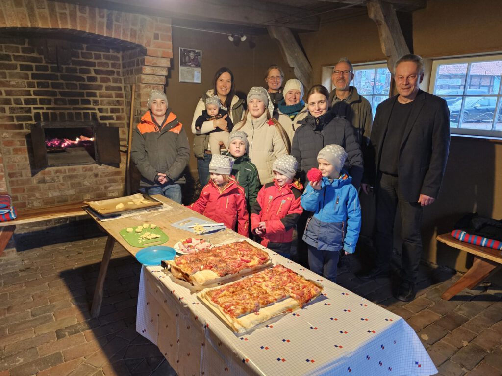 Das Back-Team um den Kulturmanager Christian Döhler (hintere Reihe; Zweiter von rechts). Foto: Stadt Petershagen