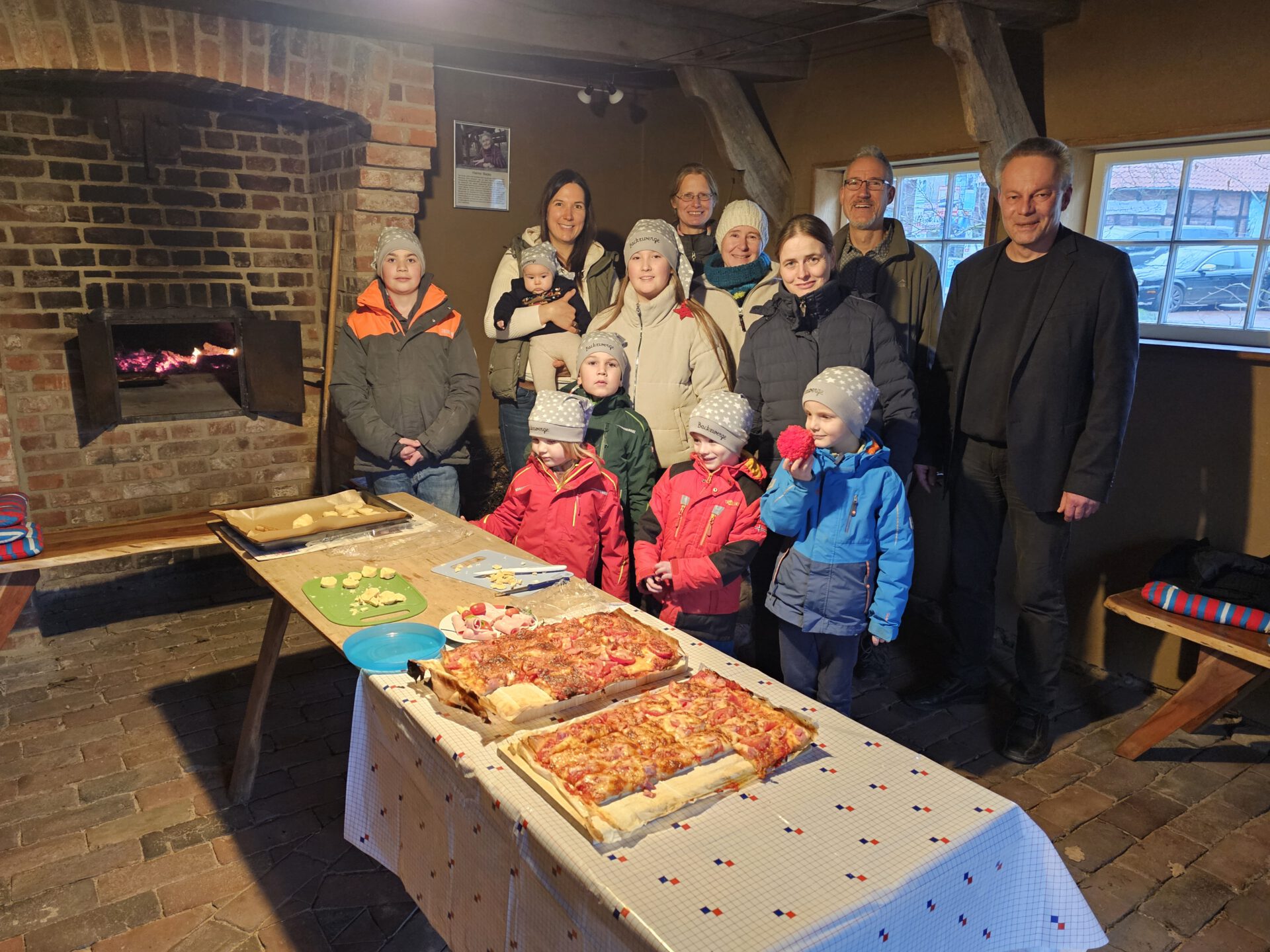 Das Back-Team um den Kulturmanager Christian Döhler (hintere Reihe; Zweiter von rechts). Foto: Stadt Petershagen