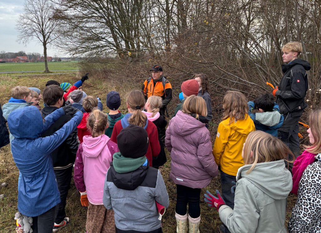 Der Umweltpädagoge Sascha Traue mit der Klasse 4b. Foto: privat