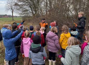 Der Umweltpädagoge Sascha Traue mit der Klasse 4b. Foto: privat