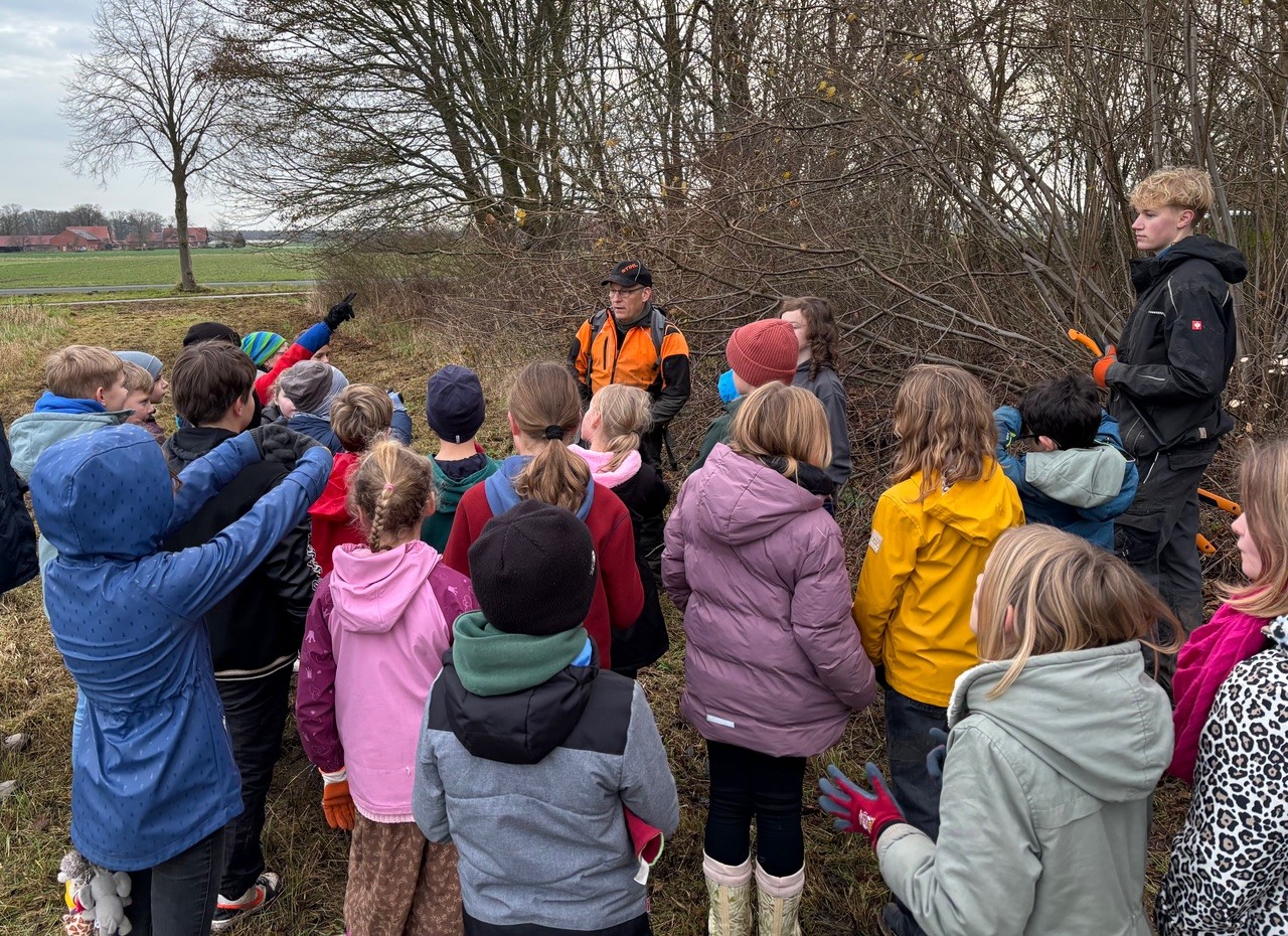 Der Umweltpädagoge Sascha Traue mit der Klasse 4b. Foto: privat