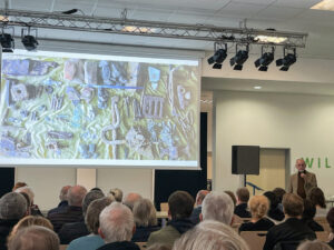 Hermann Kleinebenne berichtet über die Bodenfunde. Foto: lhn