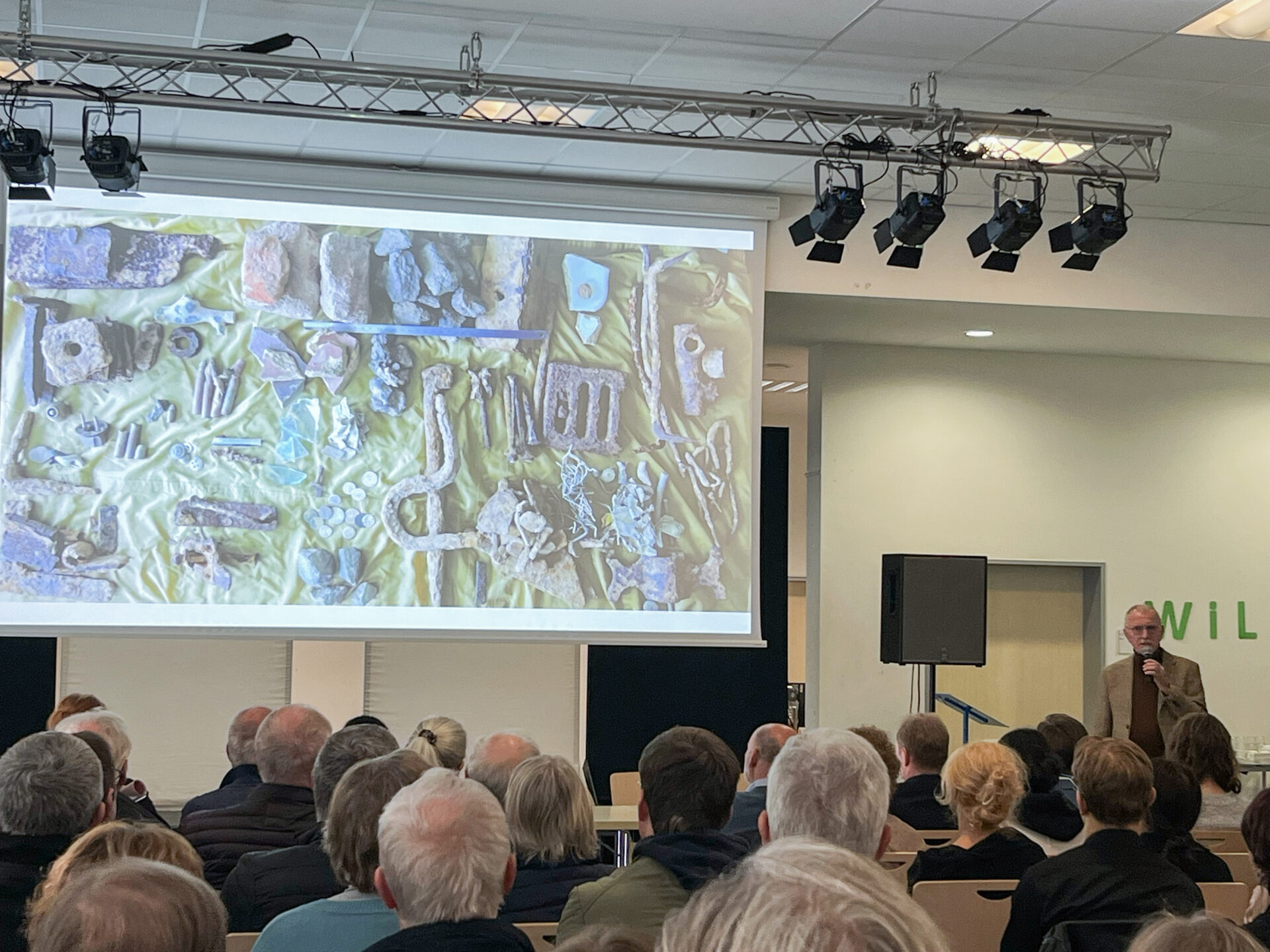 Hermann Kleinebenne berichtet über die Bodenfunde. Foto: lhn