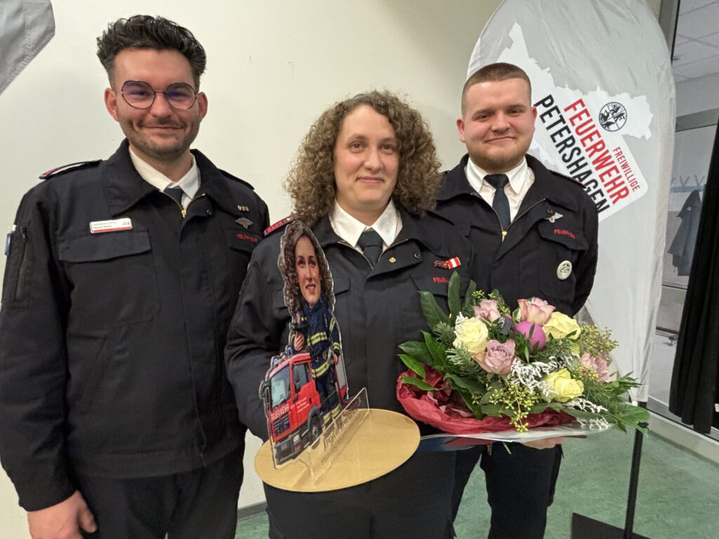Für ihr Engagement erhielt Krystin Krumwiede jetzt die Ehrennadel der Jugendfeuerwehr NRW in Bronze. Links neben ihr Stadtkinderfeuerwehrwart Dastyn Kurka; rechts: Malte Buse (neuer stellvertretender Stadtkinderfeuerwehrwart). Foto: Jessica Höffner