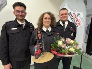 Für ihr Engagement erhielt Krystin Krumwiede jetzt die Ehrennadel der Jugendfeuerwehr NRW in Bronze. Links neben ihr Stadtkinderfeuerwehrwart Dastyn Kurka; rechts: Malte Buse (neuer stellvertretender Stadtkinderfeuerwehrwart). Foto: Jessica Höffner
