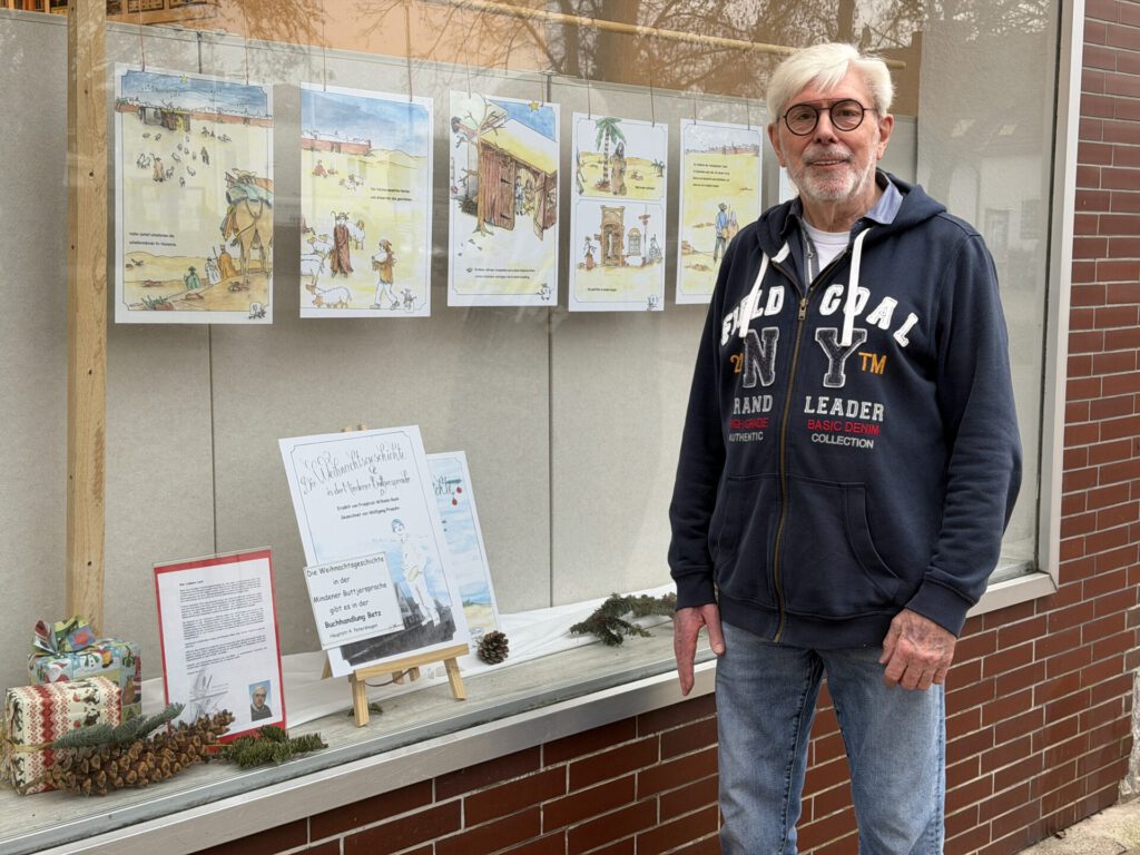 Der Künstler Wolfgang Prasuhn stellt einen Teil seiner Werke im Schaufenster des Petershäger Anzeigers aus. Foto: Krischi Meier