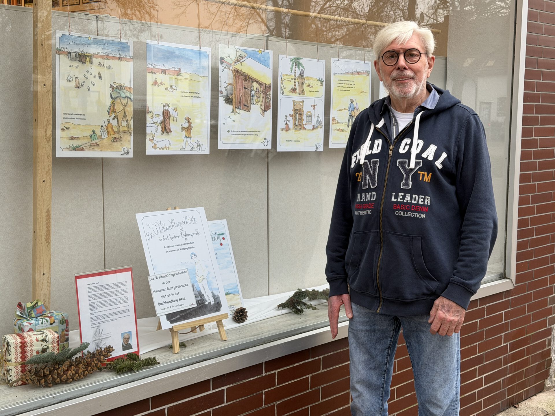 Der Künstler Wolfgang Prasuhn stellt einen Teil seiner Werke im Schaufenster des Petershäger Anzeigers aus. Foto: Krischi Meier